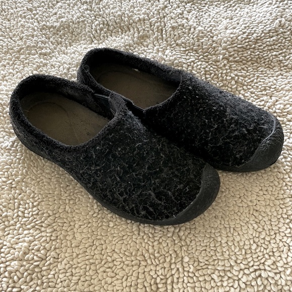 keen wool slip on clogs